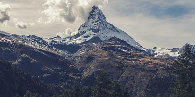 从建筑照明到情感空间：多色LED与智能表面如何重塑汽车内饰照明解决方案