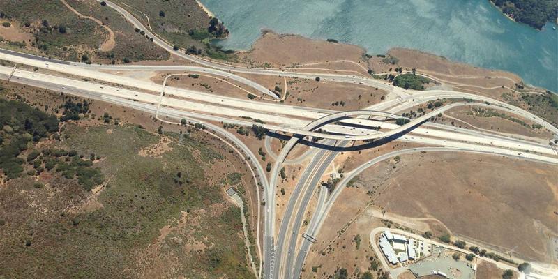 从建筑照明到智能神经：工业4.0时代下，自适应照明系统如何重塑工厂安全与效率