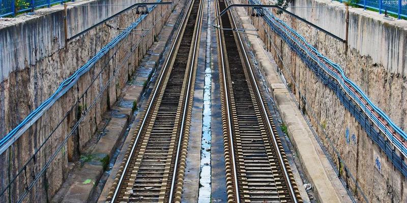 地下轨道交通照明双重视角：建筑照明安全标准与景观照明节能策略
