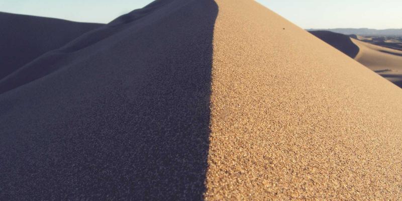 舞台演艺灯光设计核心：LED灯具选型与智能控制系统在亮化工程中的实践